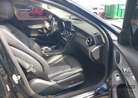 2016 Mercedes-Benz C 300 Luxury/Sport z USA, uszkodzony, nr VIN 55SWF4JB3GU152008